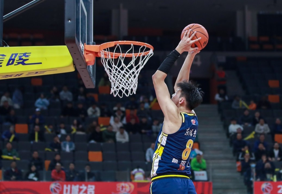 李晨粉色运动套装示爱范冰冰-mk体育下载